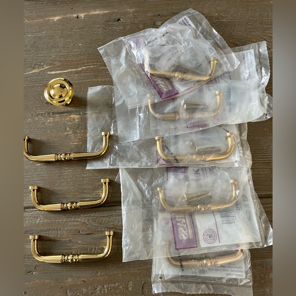NWT - 8 Brass Drawer Pull & 1 Brass Knob